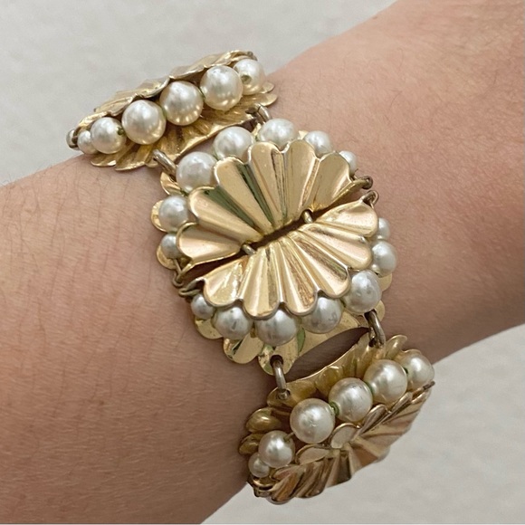 Vintage NAPIER Gold-tone Faux Pearl Flower Link Bracelet 40.2g - Picture 2 of 13